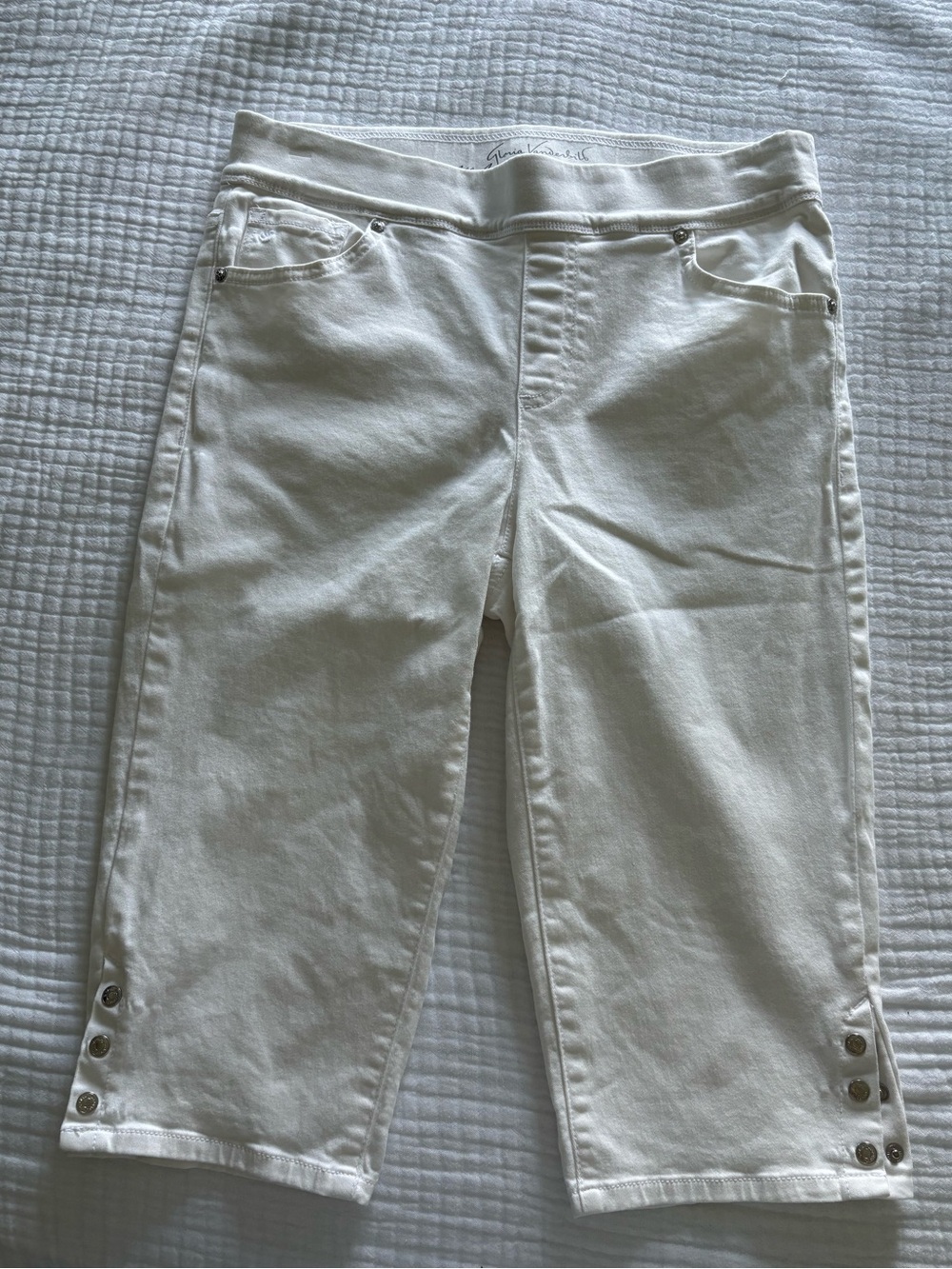 Gloria Vanderbilt White Cropped Pants with Button Hem